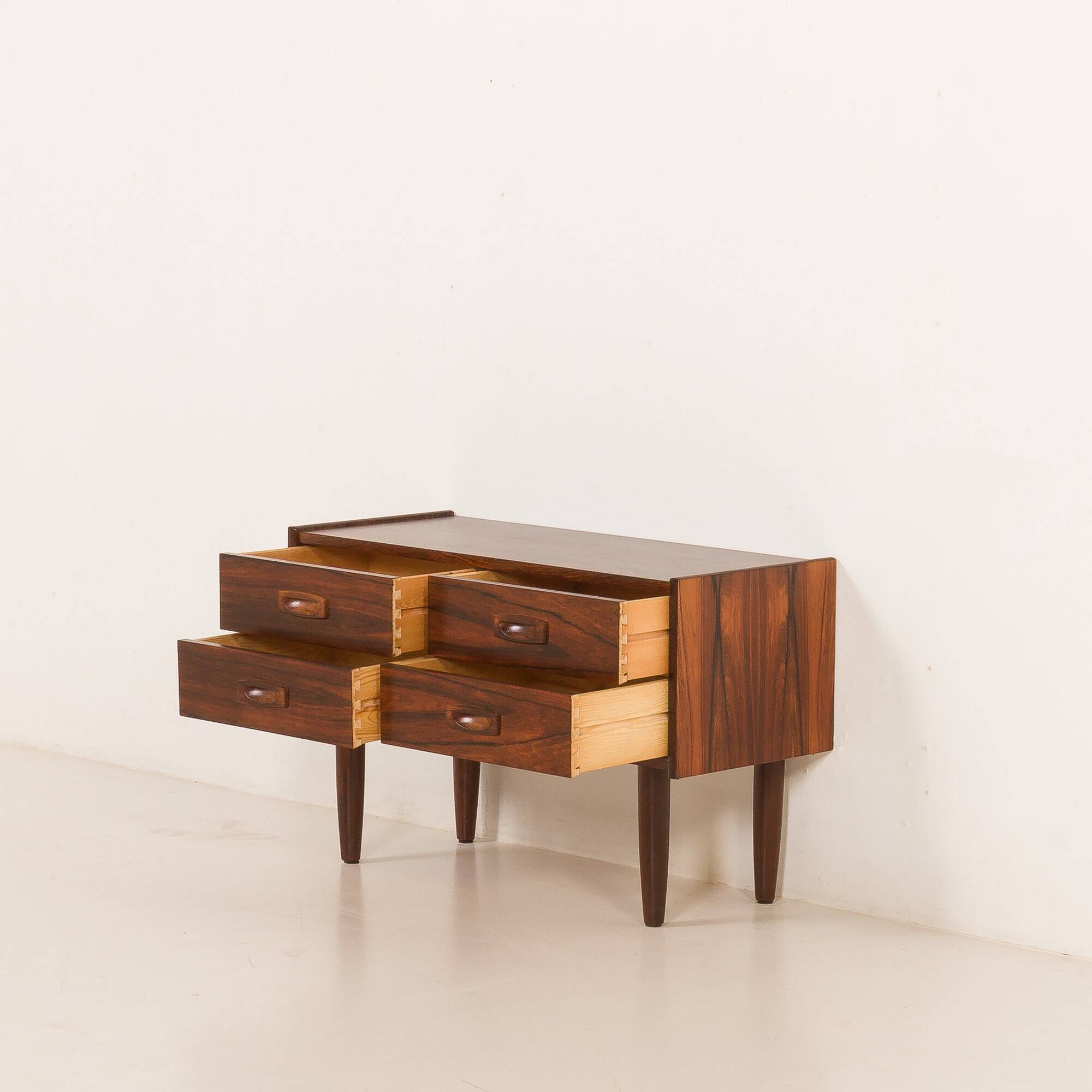 Petite commode en palissandre danois, années 1960