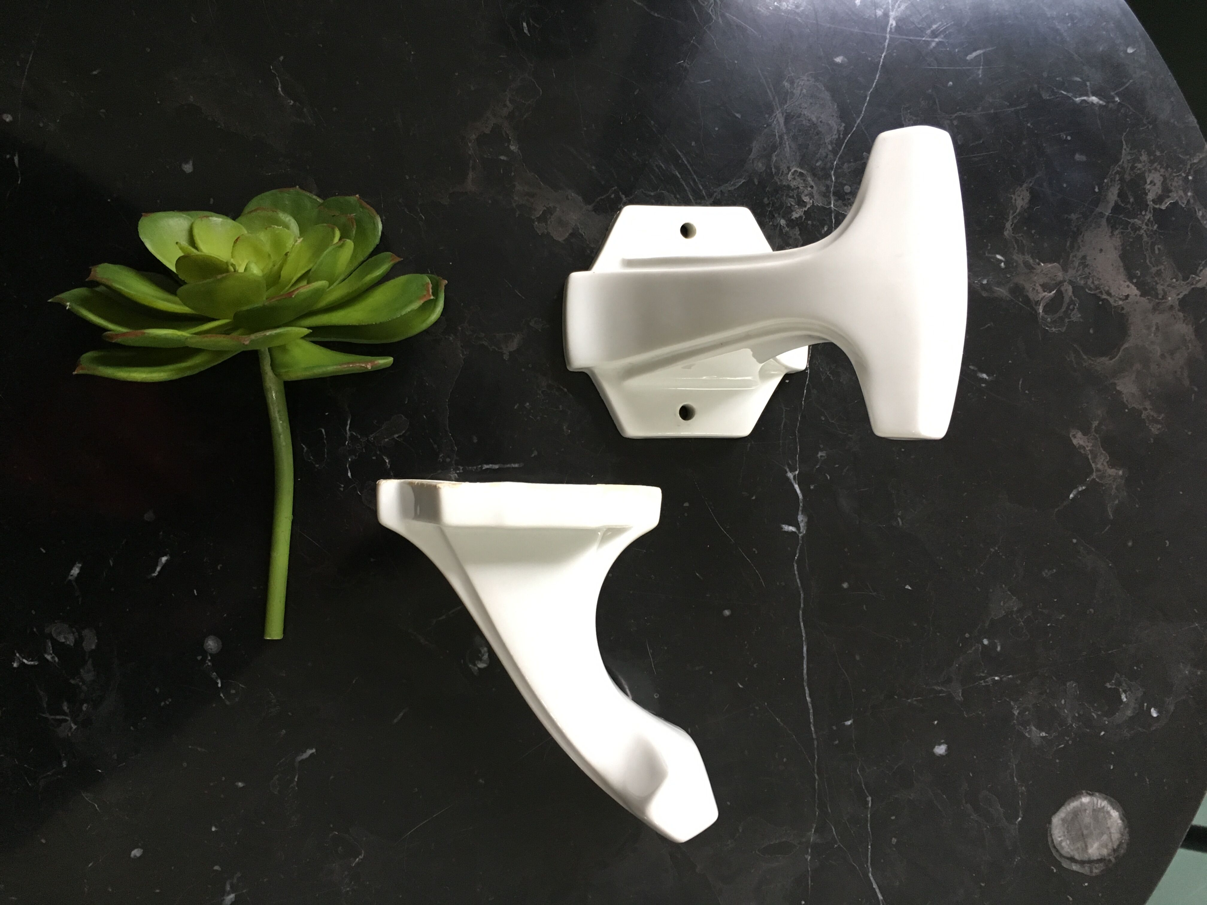 Lot de deux patères en porcelaine art déco