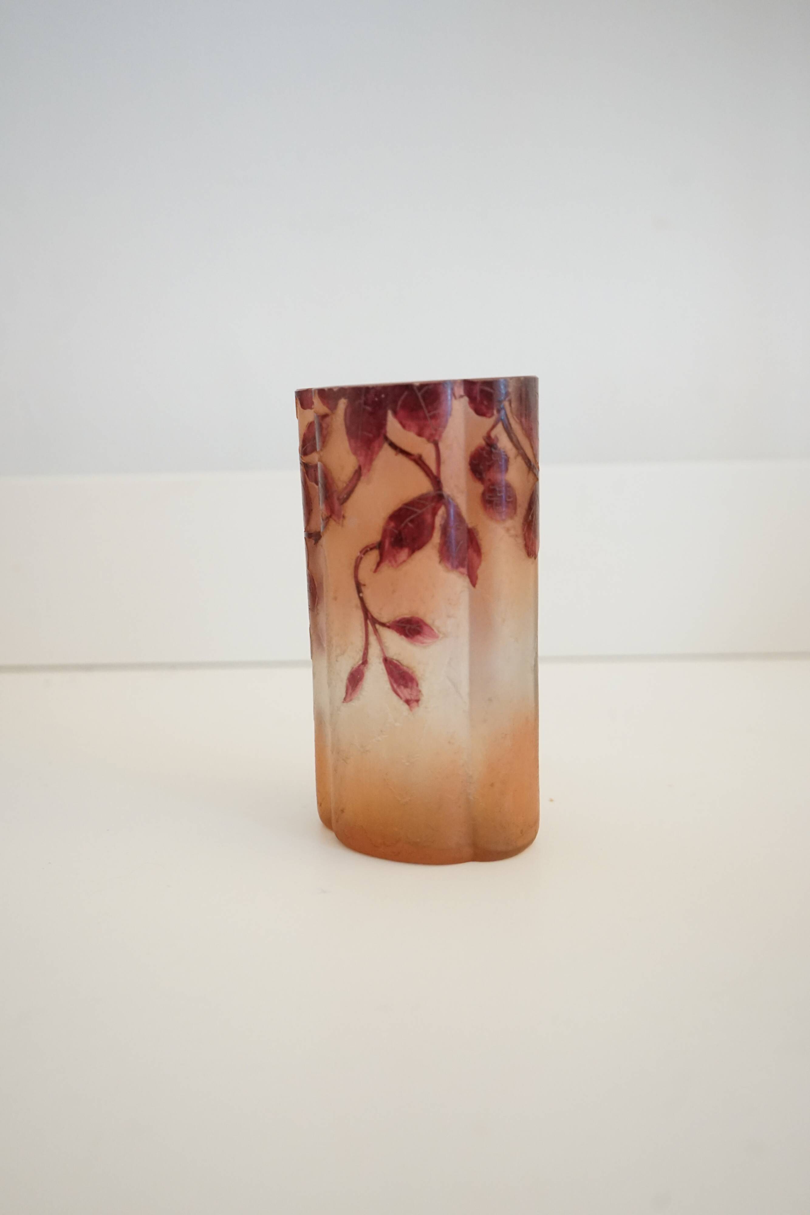Legras quadrilobed vase from the "ruby" series in glass (1900 - 1910)