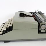 Remington travel-deter Deluxe typewriter with  case