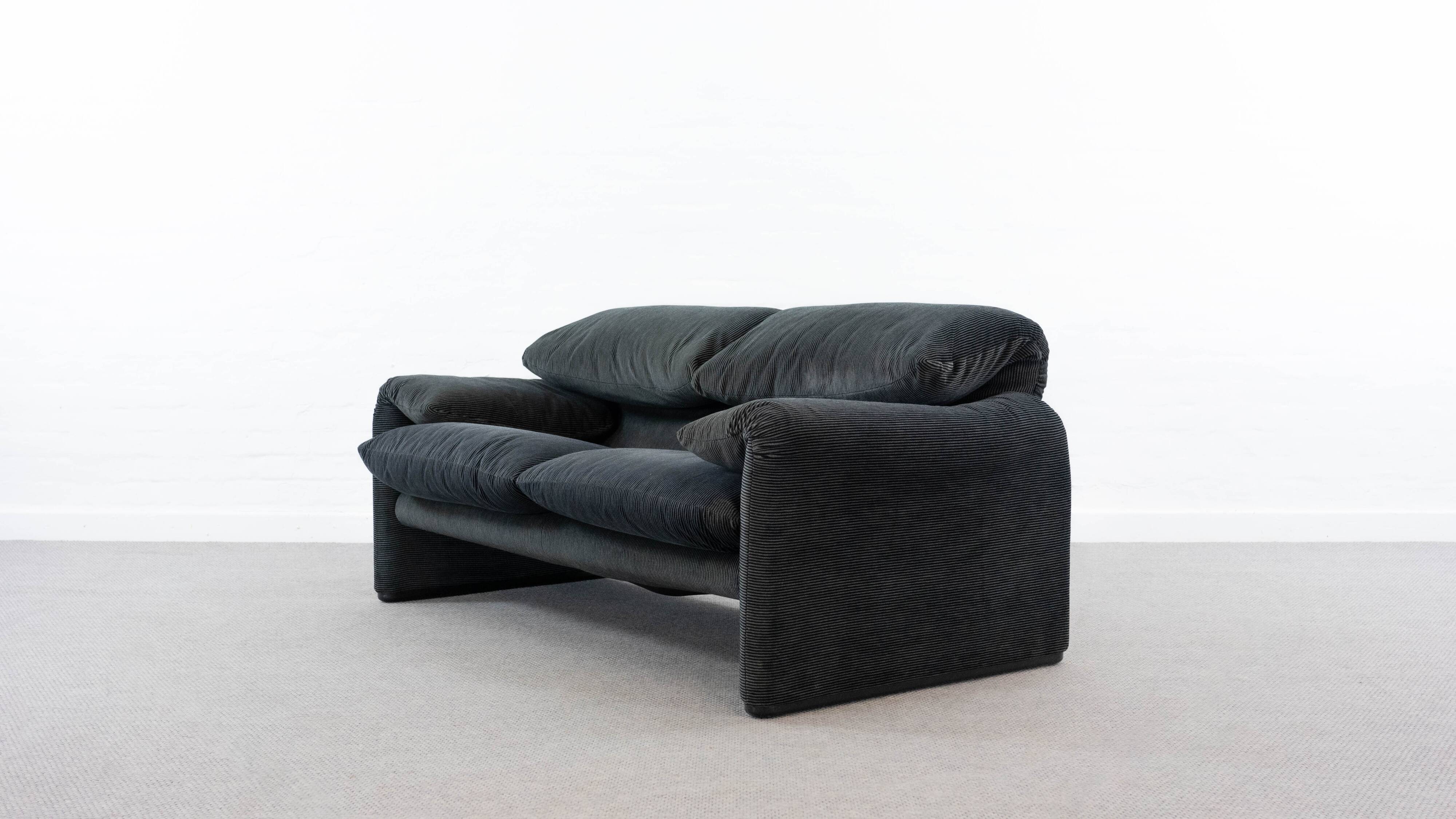 CASSINA MARALUNGA 2-SEAT SOFA BY VICO MAGISTRETTI