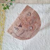 Tabouret tripode ancien en bois brutaliste - art populaire