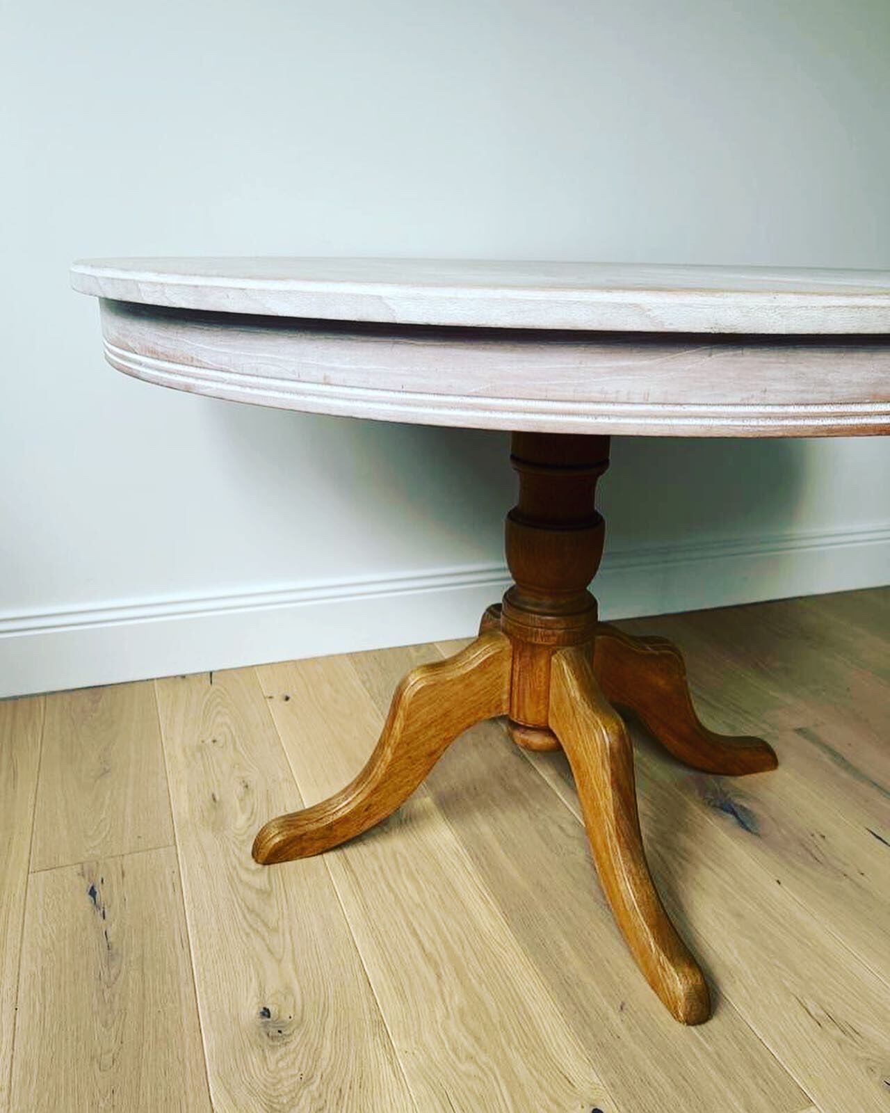 Round table in extendable solid oak