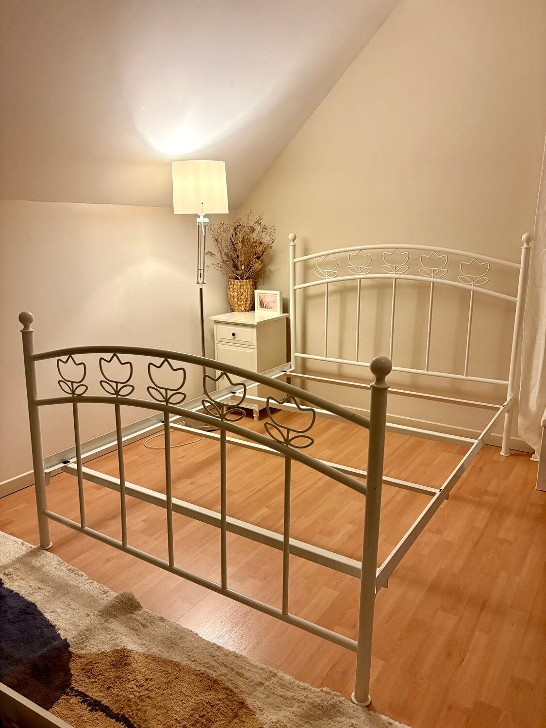 Double bed "Tulipes" in white metal from the 2000s.