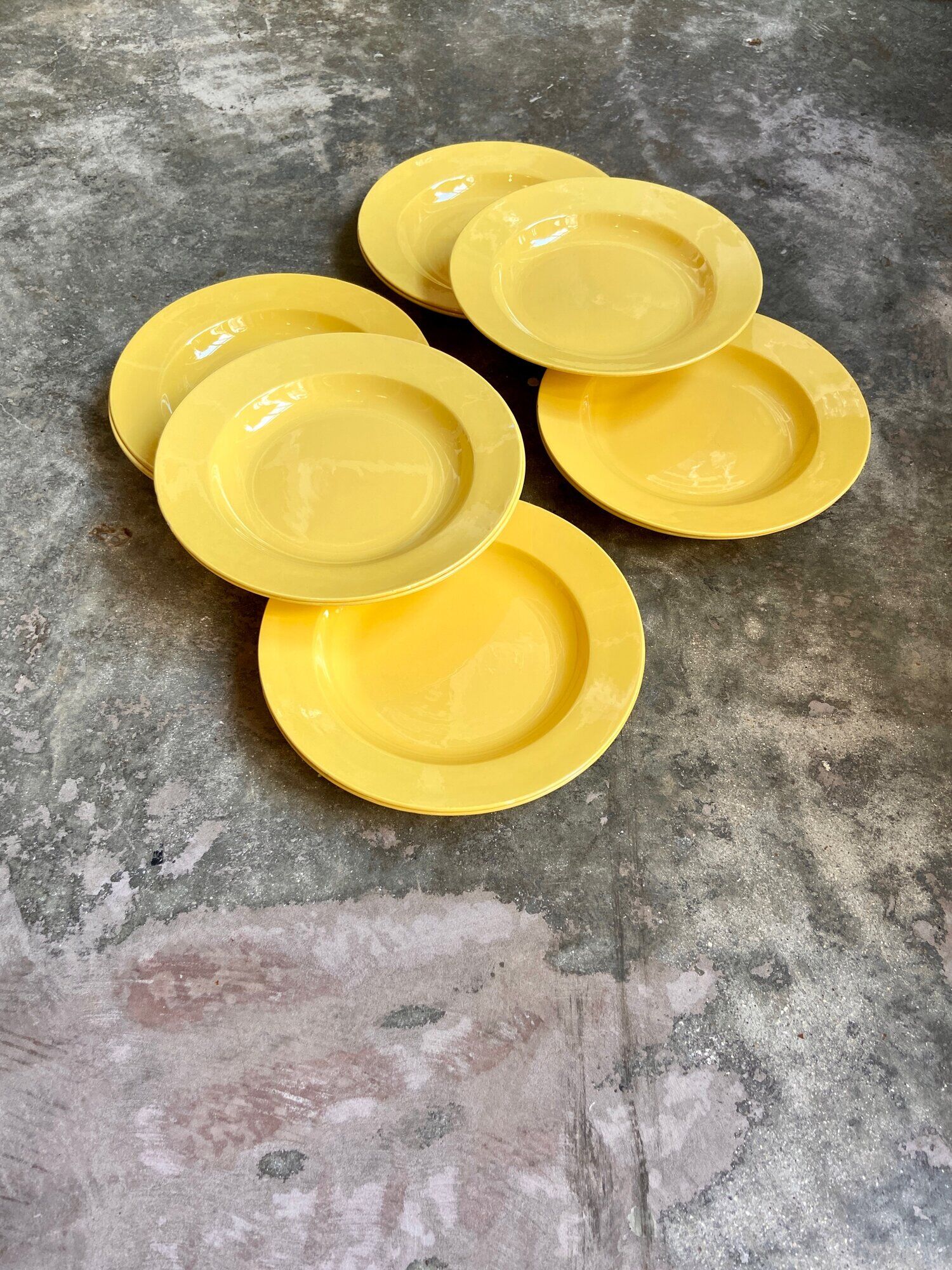 11 hollow plates in yellow earthenware