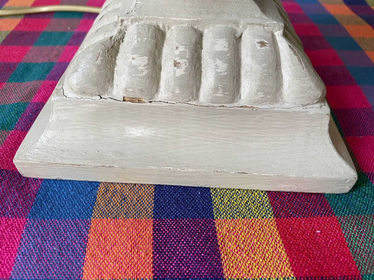 Lampe bois patiné blanc d’ivoire