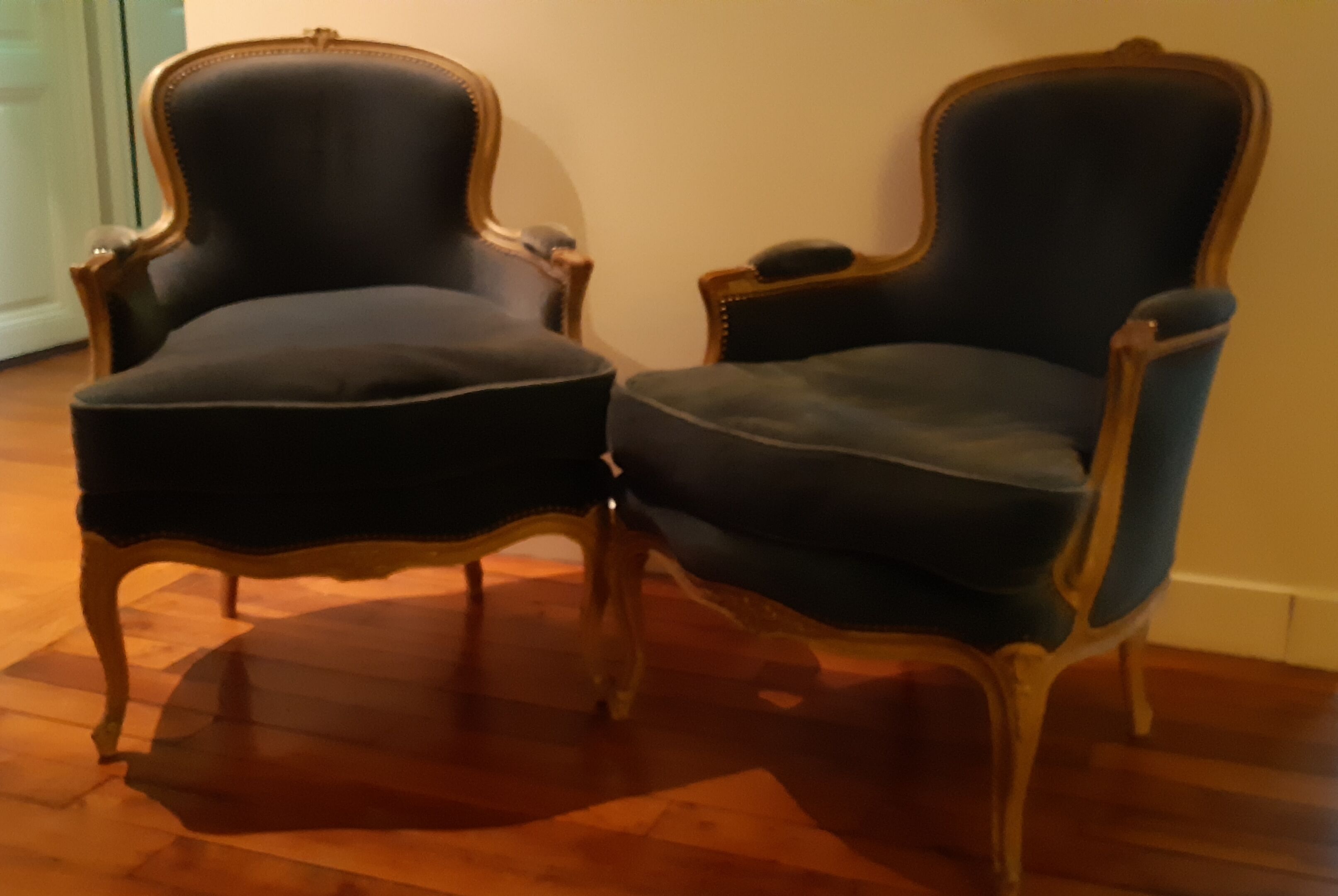 Paire de fauteuils bergères de style Louis XV