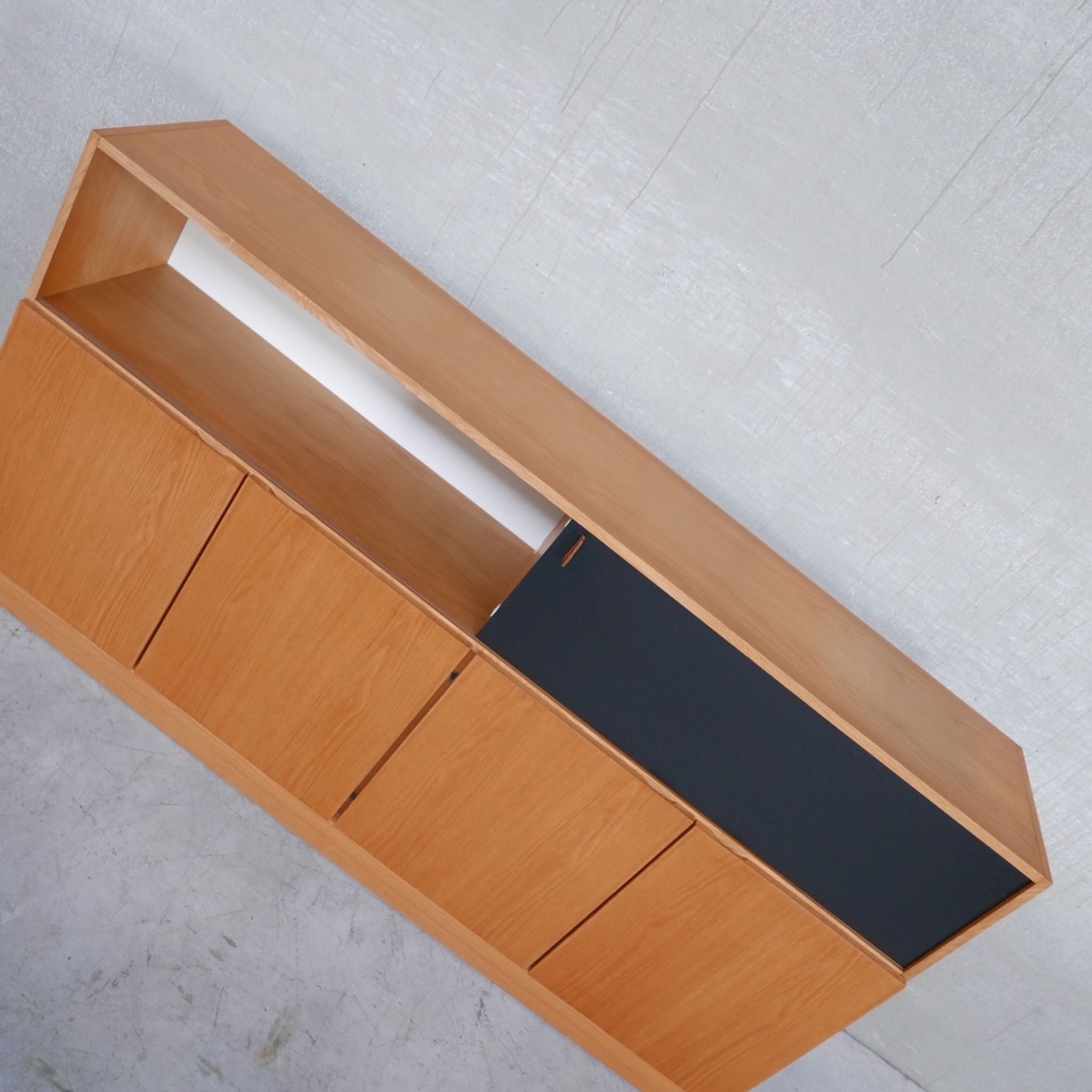 Buffet moderniste du milieu du siècle De Coene
