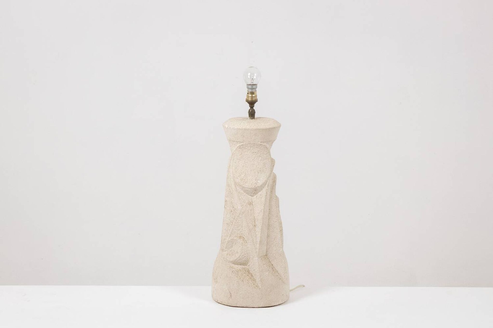 Lampe en pierre sculpté. Années 1970.