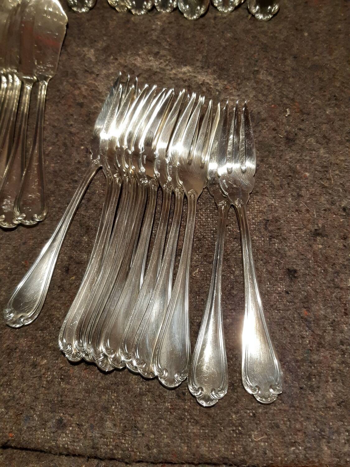 98-piece silver metal cutlery set