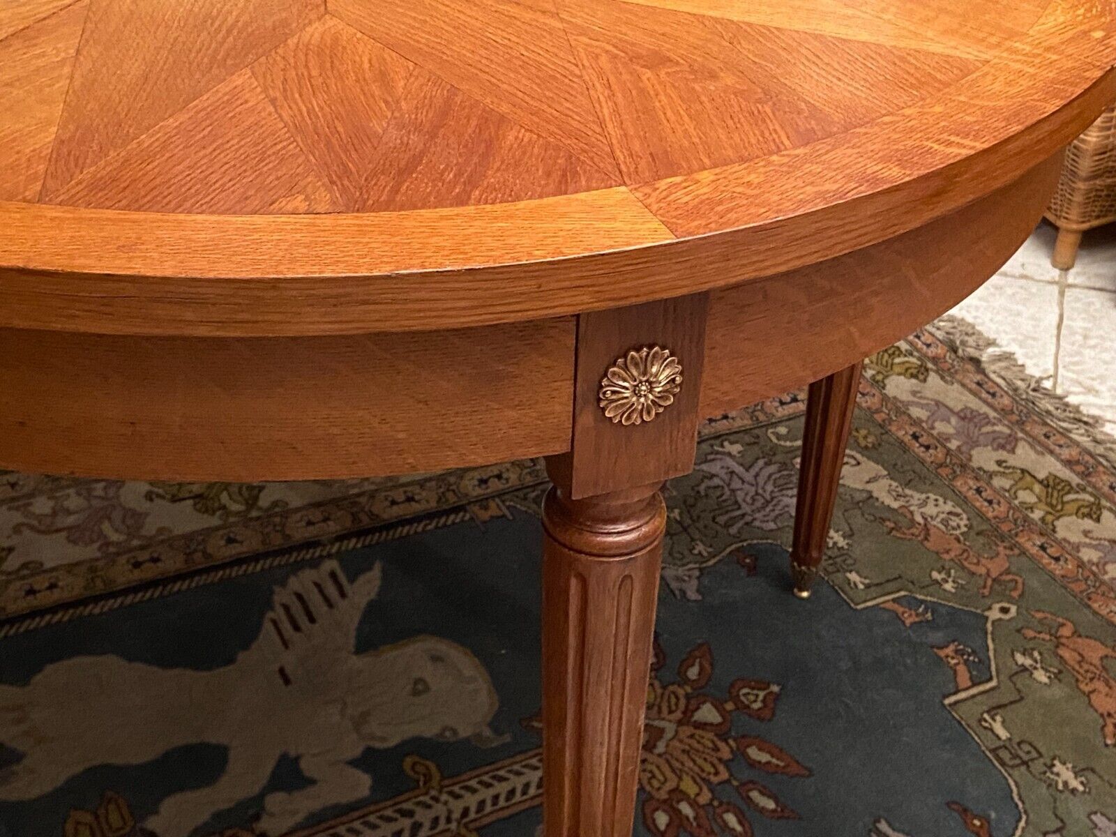 Table ronde style Louis XVI en chêne blond plateau à décor de rosace