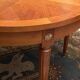 Table ronde style Louis XVI en chêne blond plateau à décor de rosace