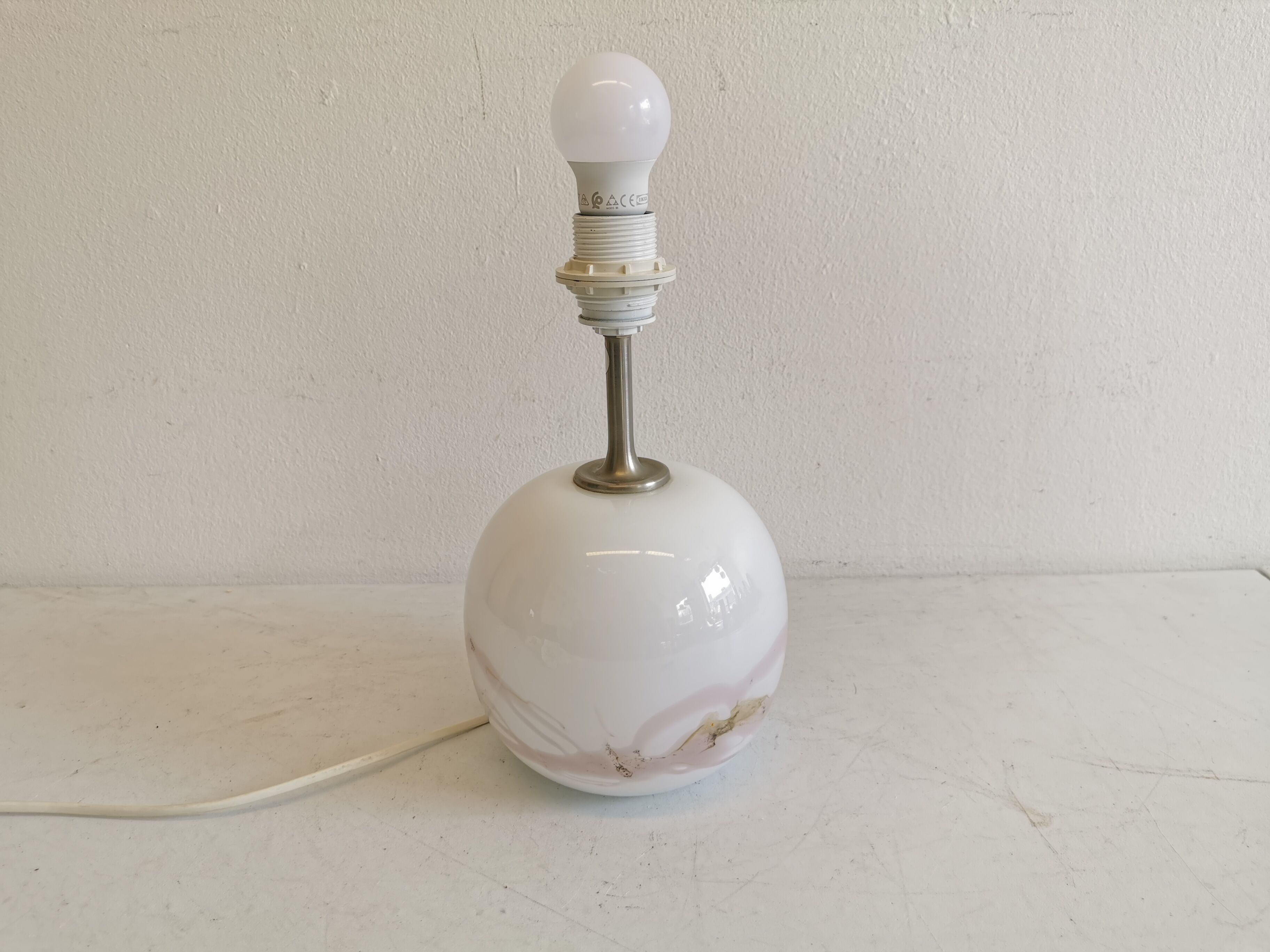 Table lamp in white opal glass, with pink details/decoration