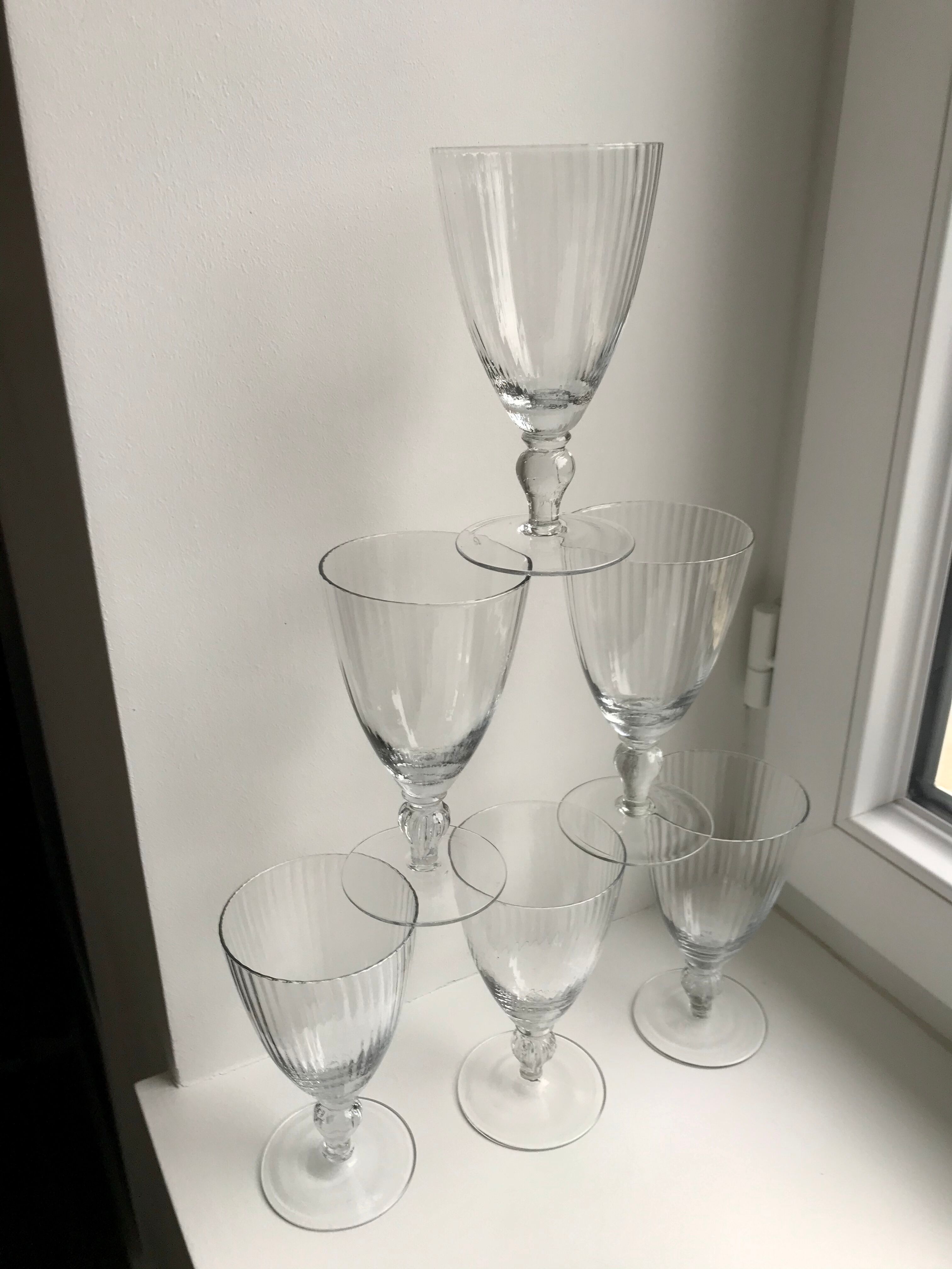 Set of 6 molded glass wine glasses 30-40s