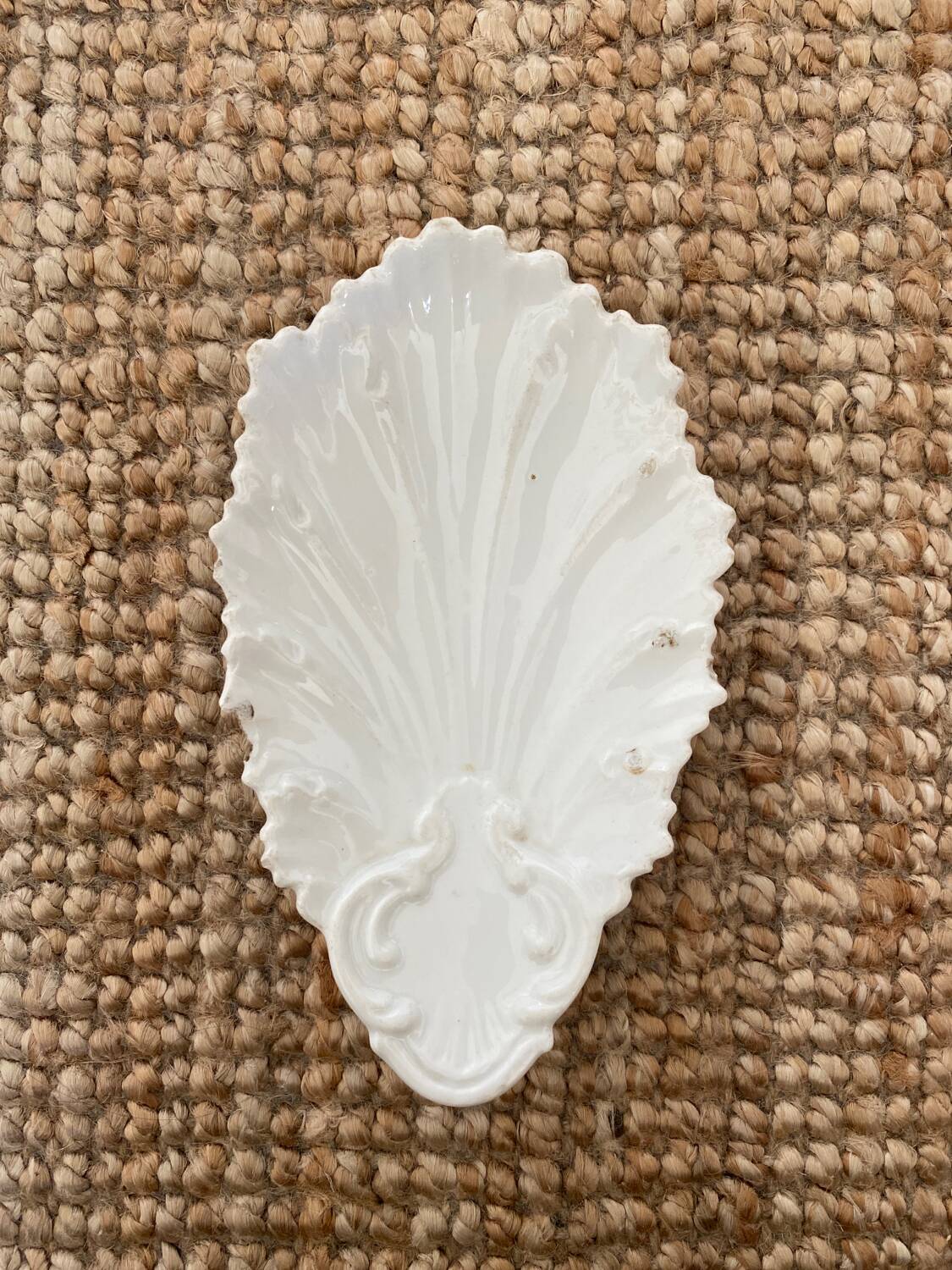 Ramekin, shell-shaped pocket emptier in white ceramic