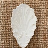 Ramekin, shell-shaped pocket emptier in white ceramic