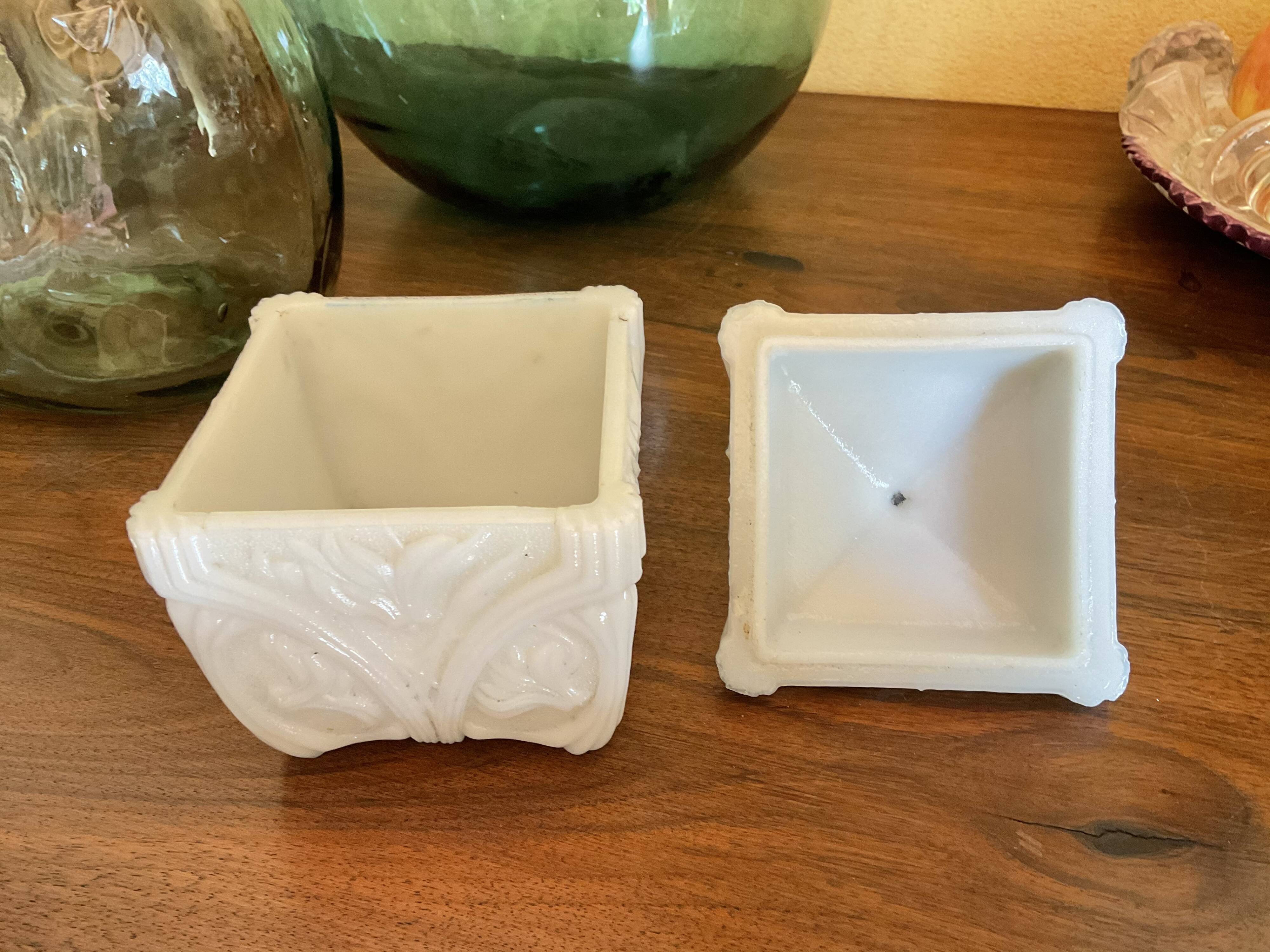 Old opaline candy house of white fair, signed Vallerysthal.