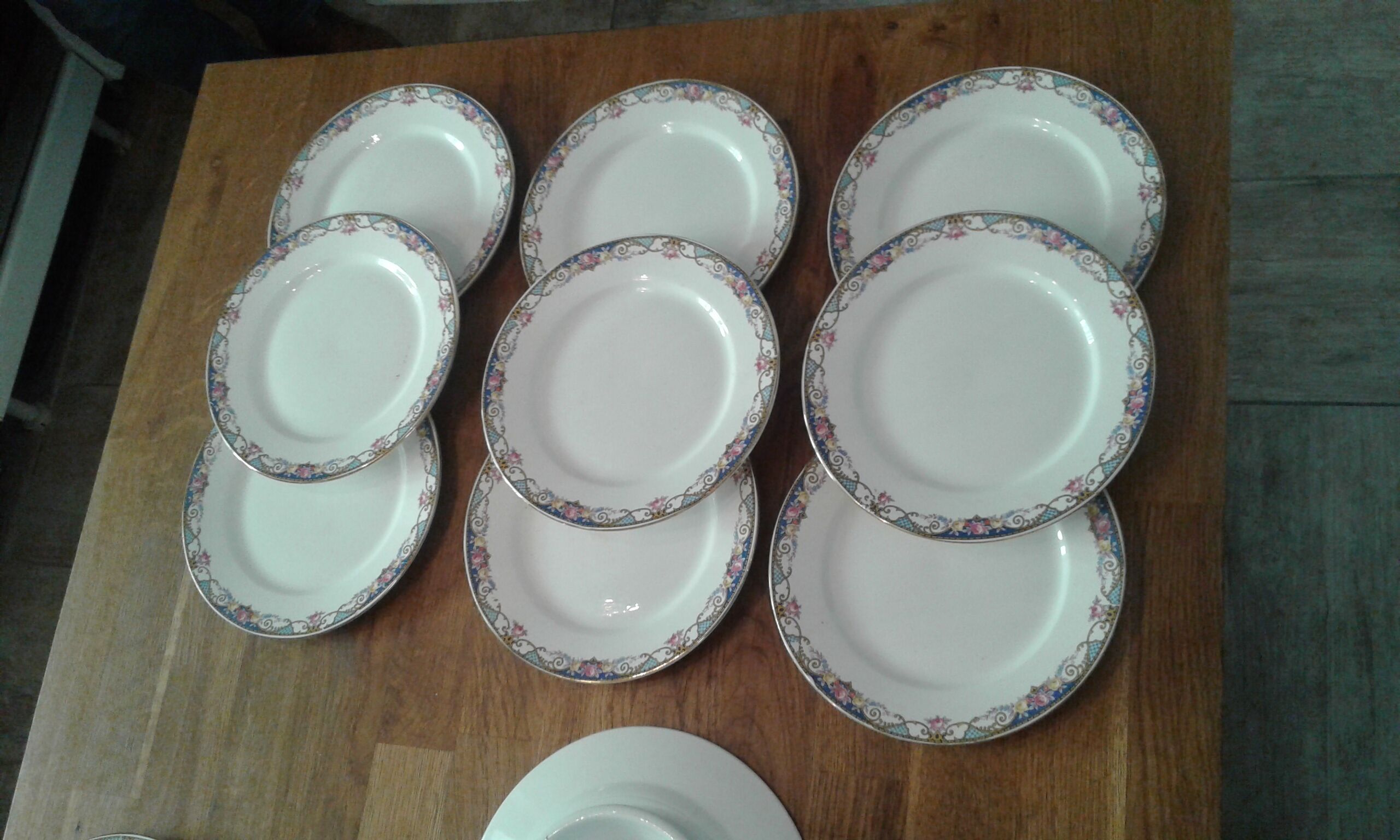 9 dessert plates and heel plate. sarreguemines,flower decirs