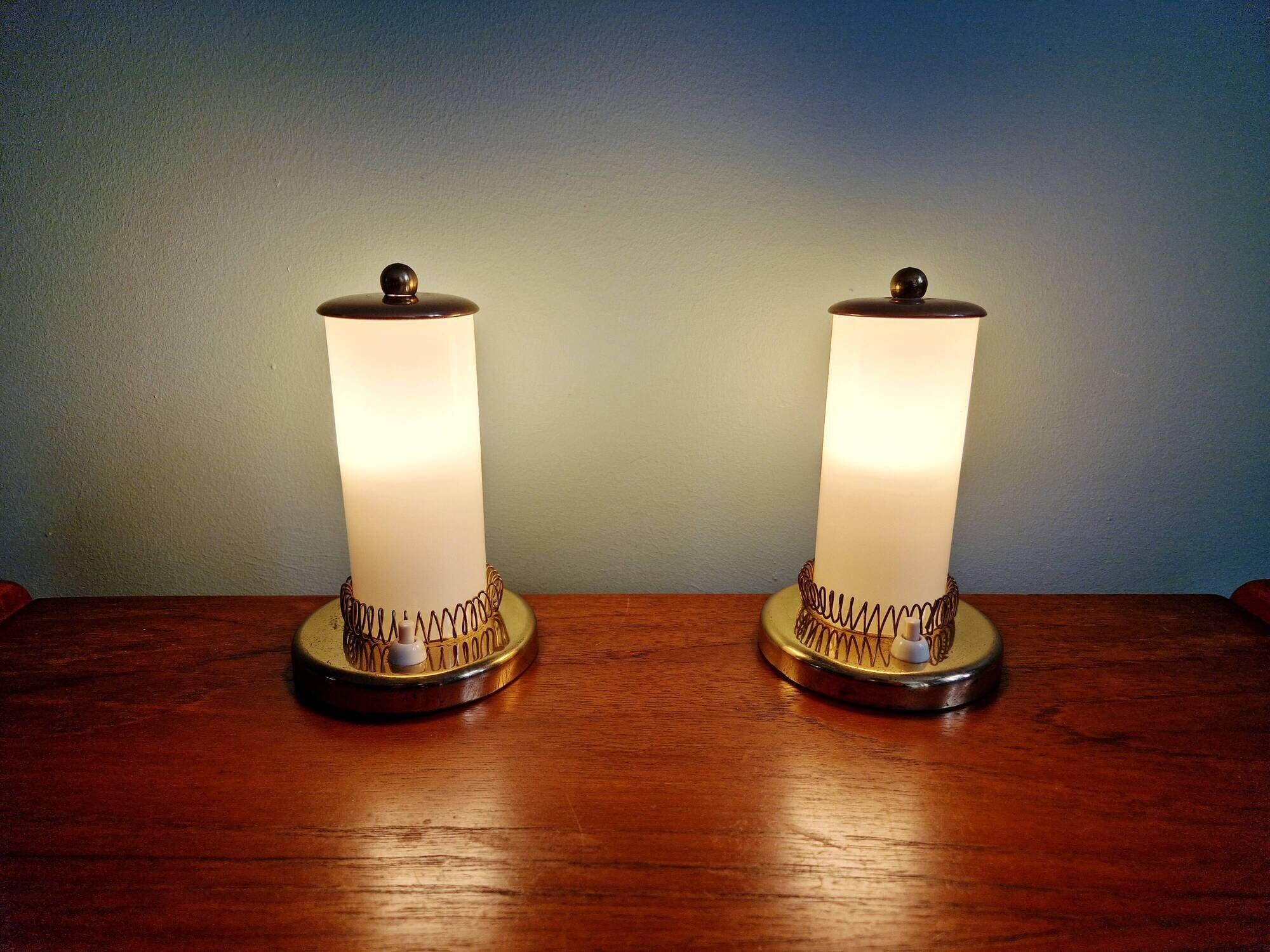 Pair of Mid-Century bedside lamps in brass and cream opaline, 1950.