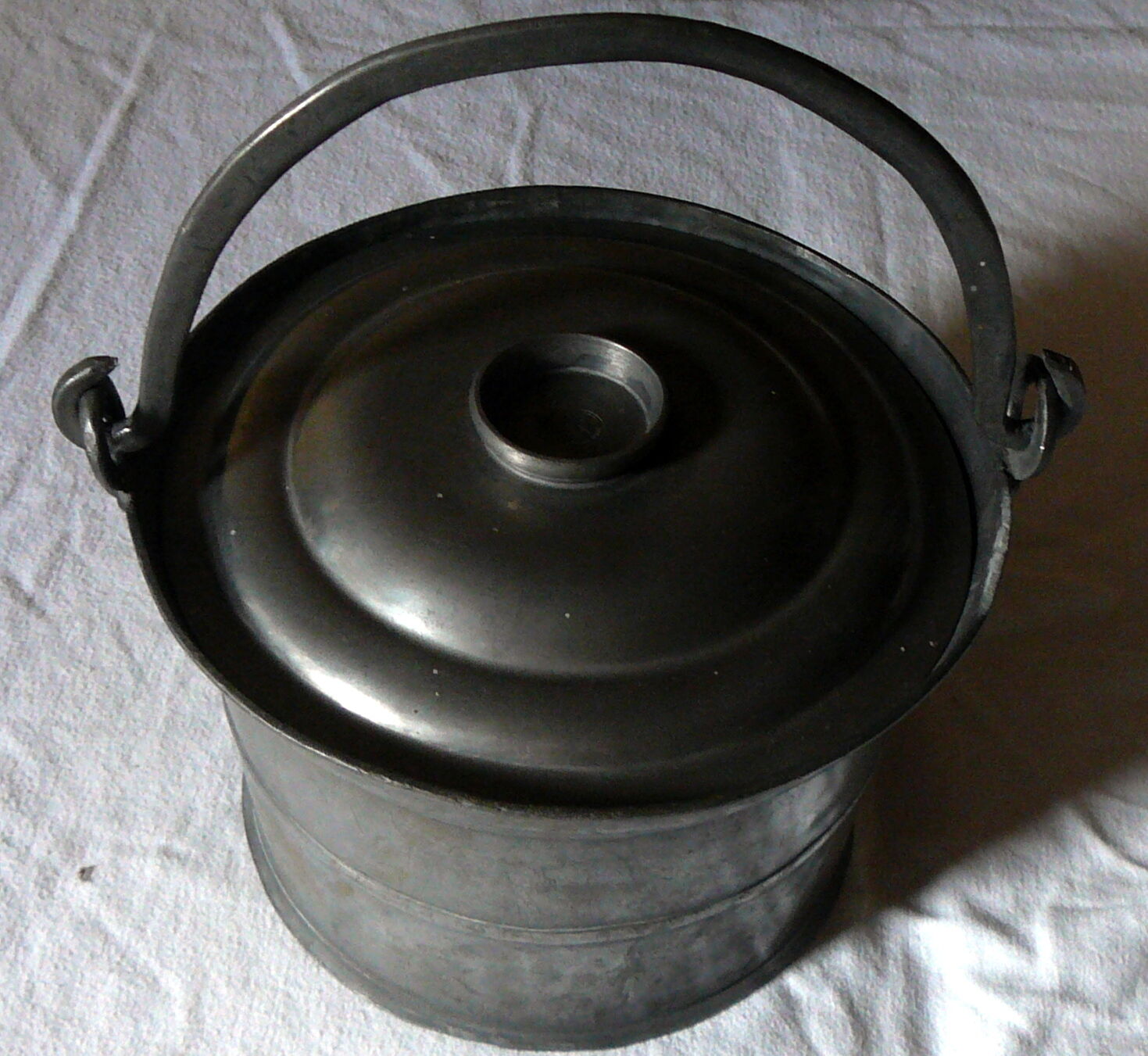 Old dinner rack (broth) in nineteenth century pewter
