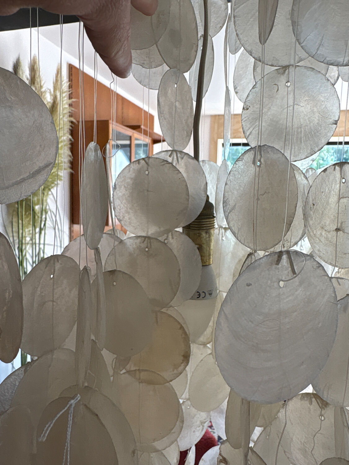 Mother-of-pearl suspension