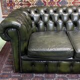 Chesterfield 2-seater green leather sofa from the 1980s