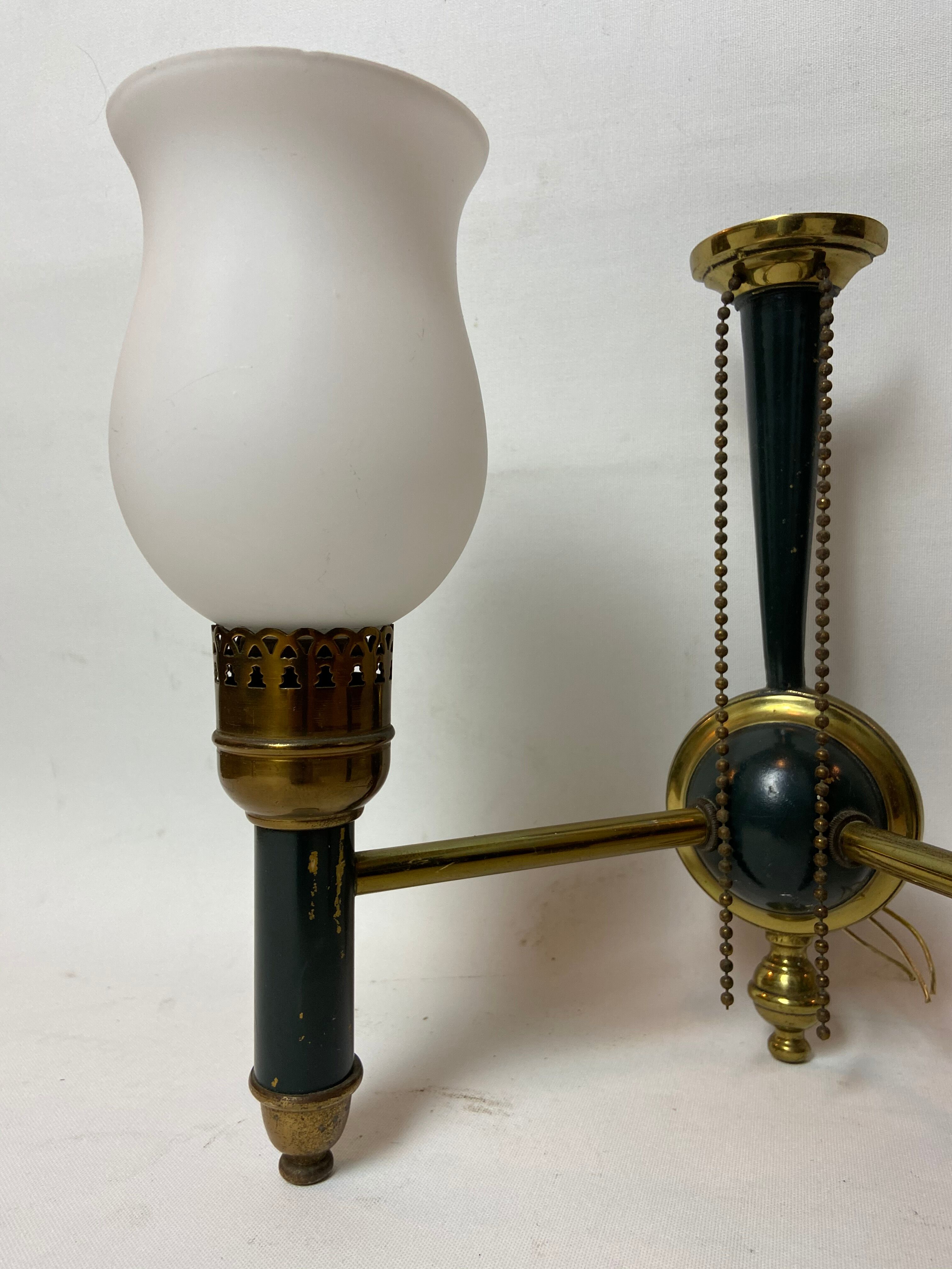 Wall wall light in gilded brass and white opalines