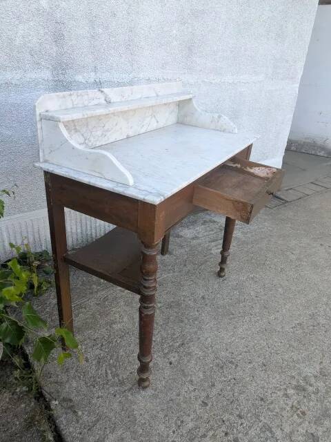 Dresser, vanity table