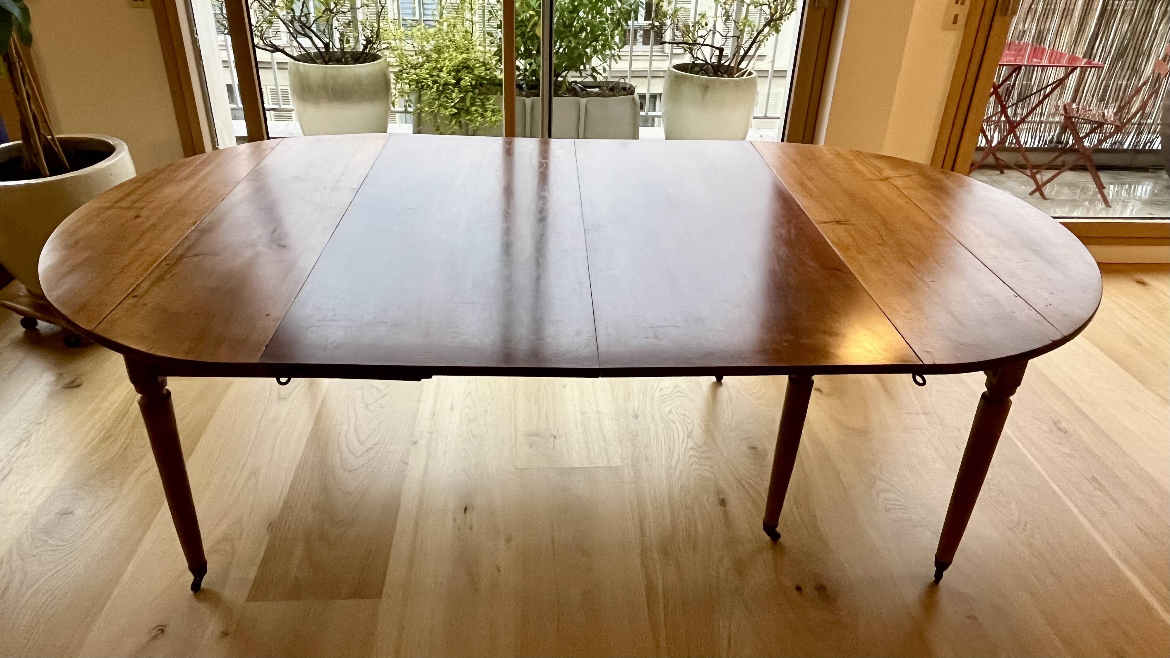 Extendable round table in solid walnut, 125cm in diameter, 5 extensions.