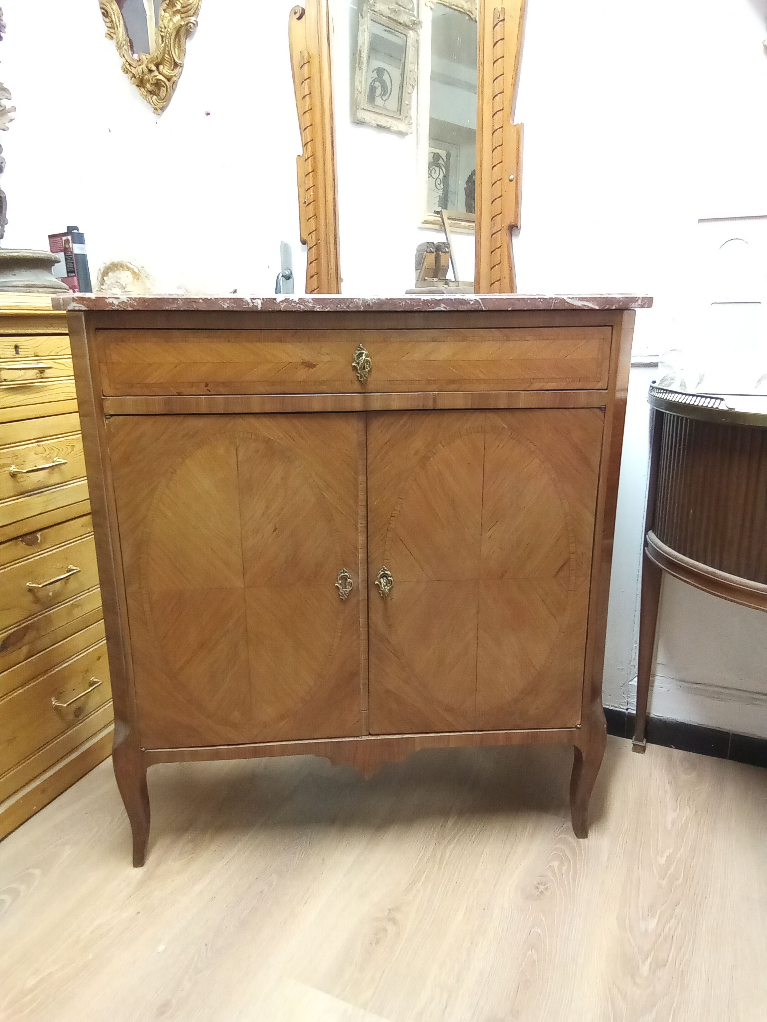 Commodity in rosewood veneer