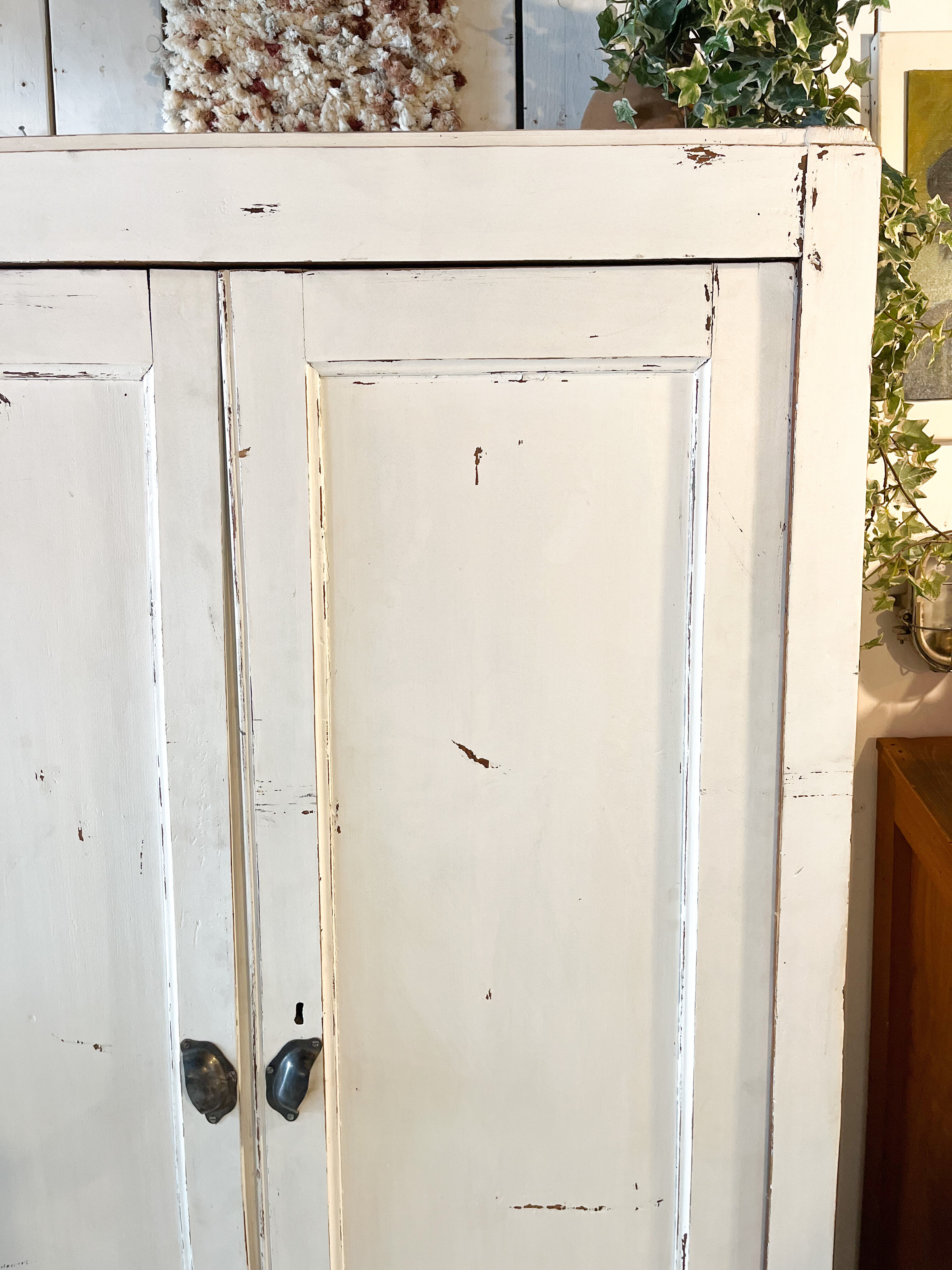 Armoire parisienne patine blanche
