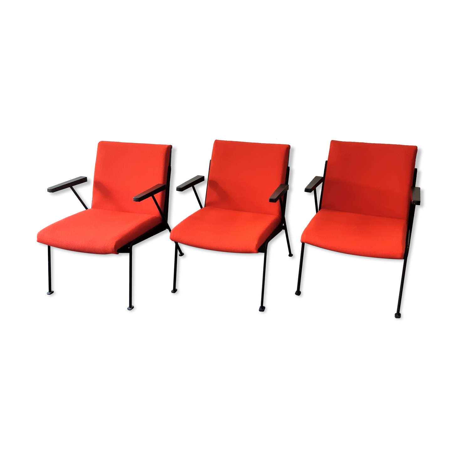 Red 'Oase' lounge chair with armrests by Wim Rietveld for Ahrend de Cirkel, 3 available