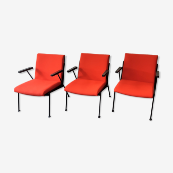 Red 'Oase' lounge chair with armrests by Wim Rietveld for Ahrend de Cirkel, 3 available