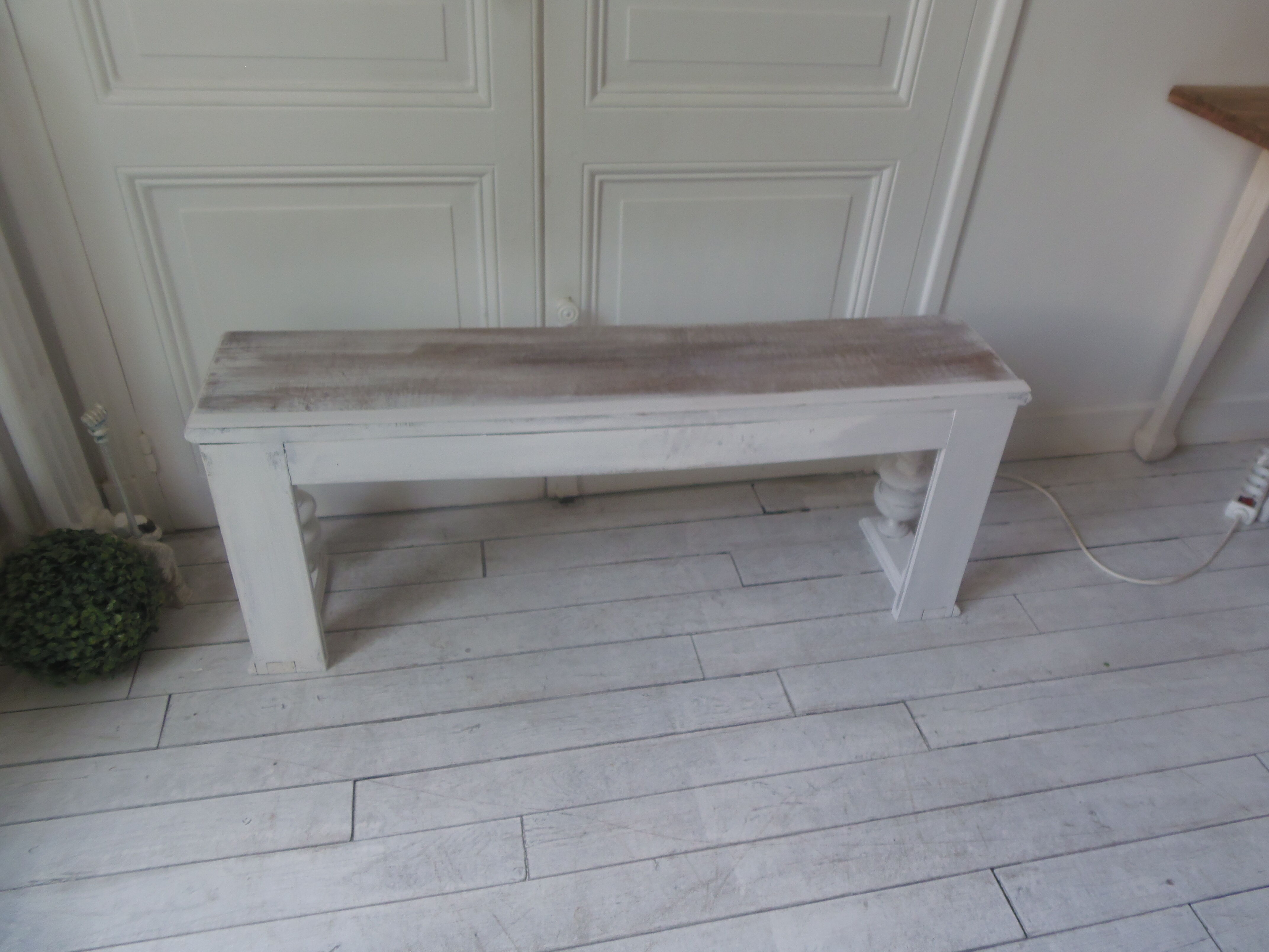 Bench, bed end on pearl grey patinated wheels, powder white, bleached wood seat