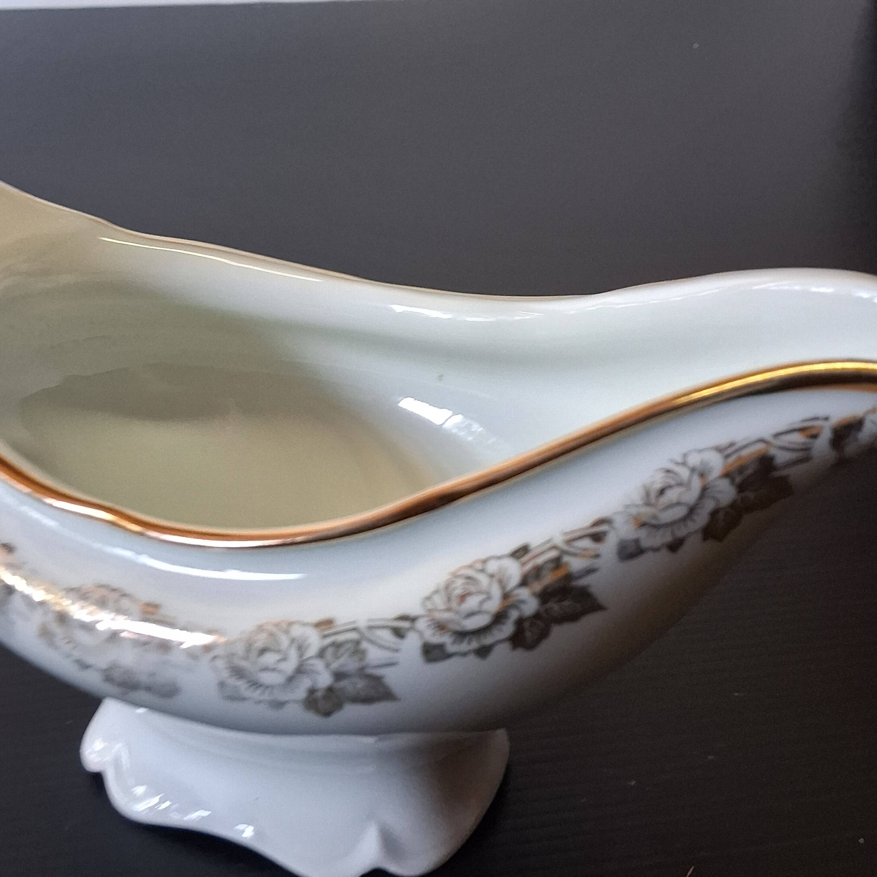 Very pretty porcelain sauceboat from Vierzon in very good condition.