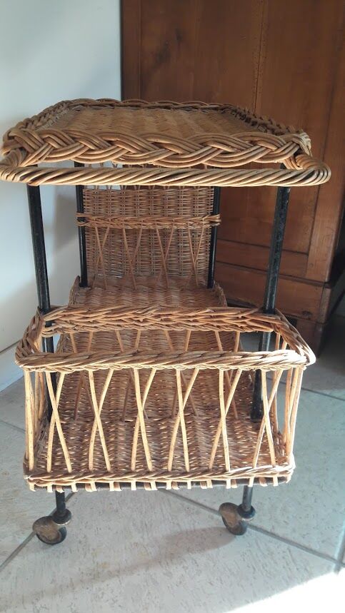 Wheels serving table