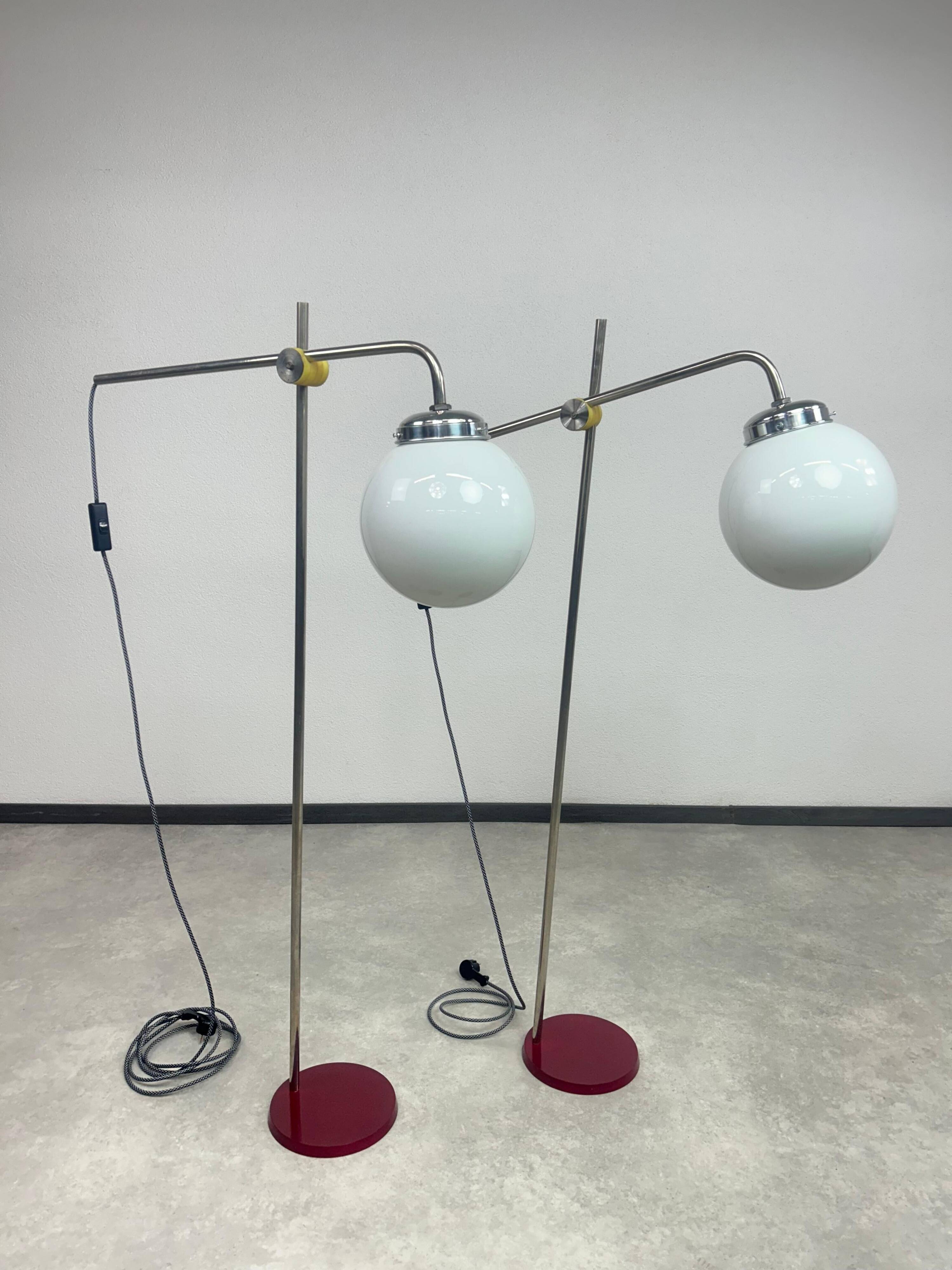 Lampes sur pied chromées modernes du milieu du siècle par paires