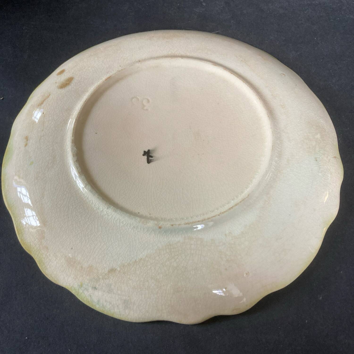 Thistle-decorated barbotine plate