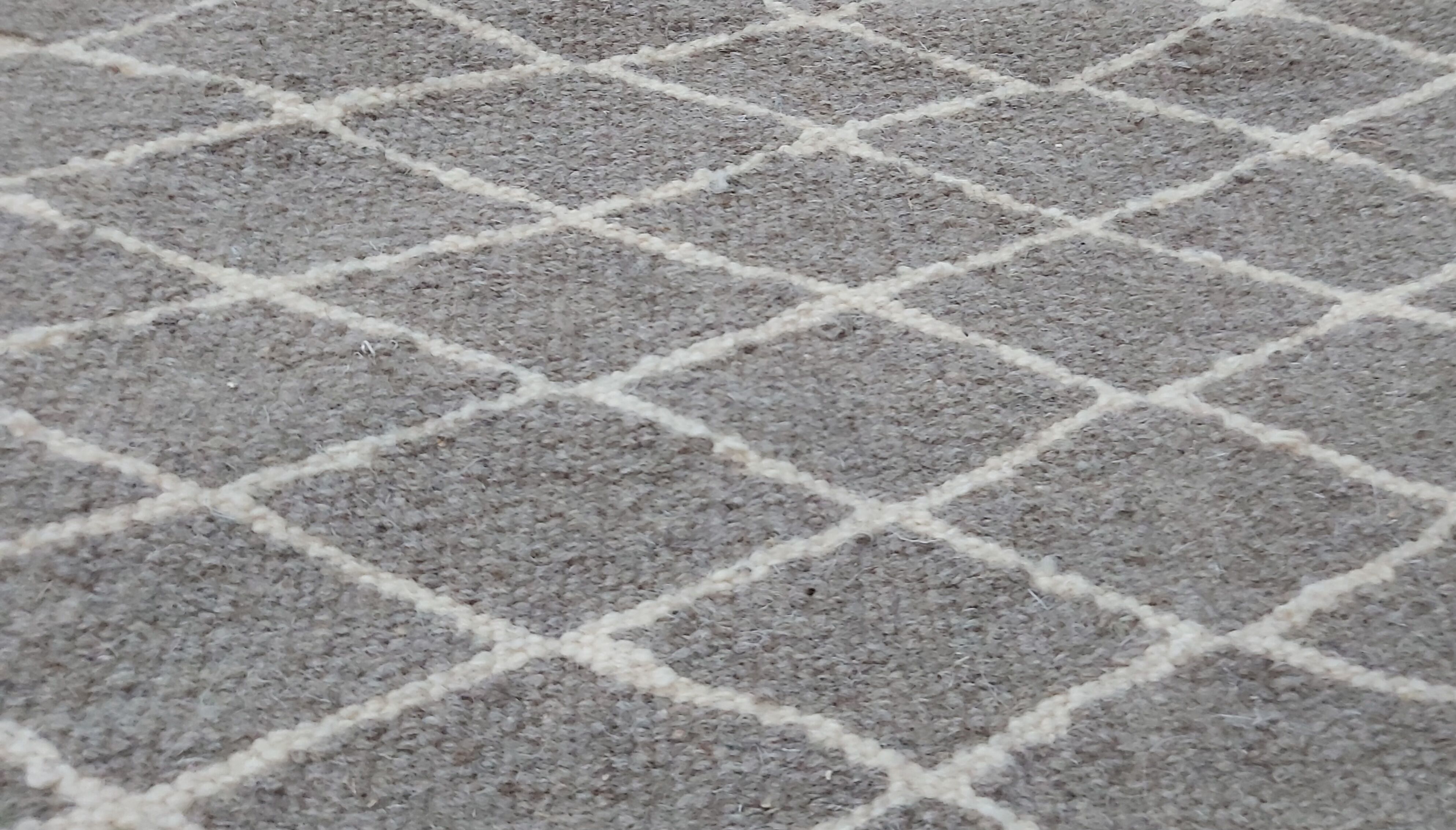 Traditional grey and white berber carpet 200x150cm