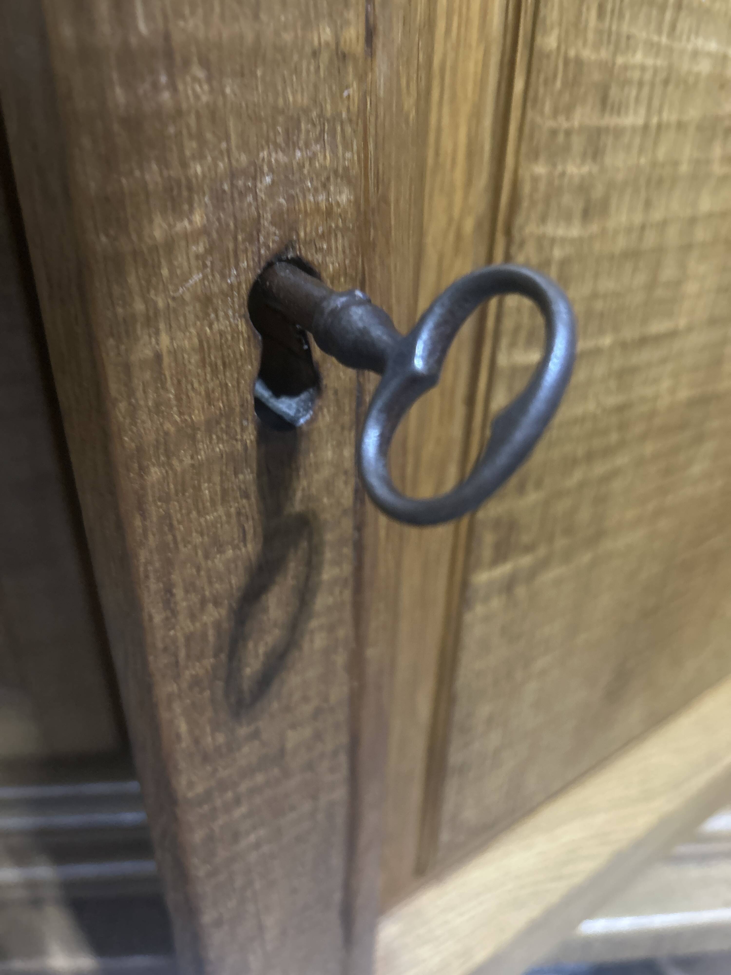 Meuble bas en chêne massif clair, 1940