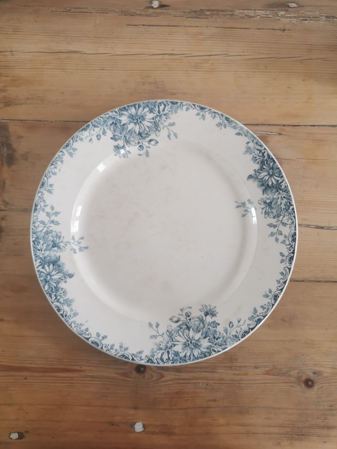 Round serving dish in iron earth