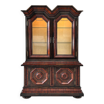 Meuble vitrine rétroéclairé de style baroque en bois, verre et velours