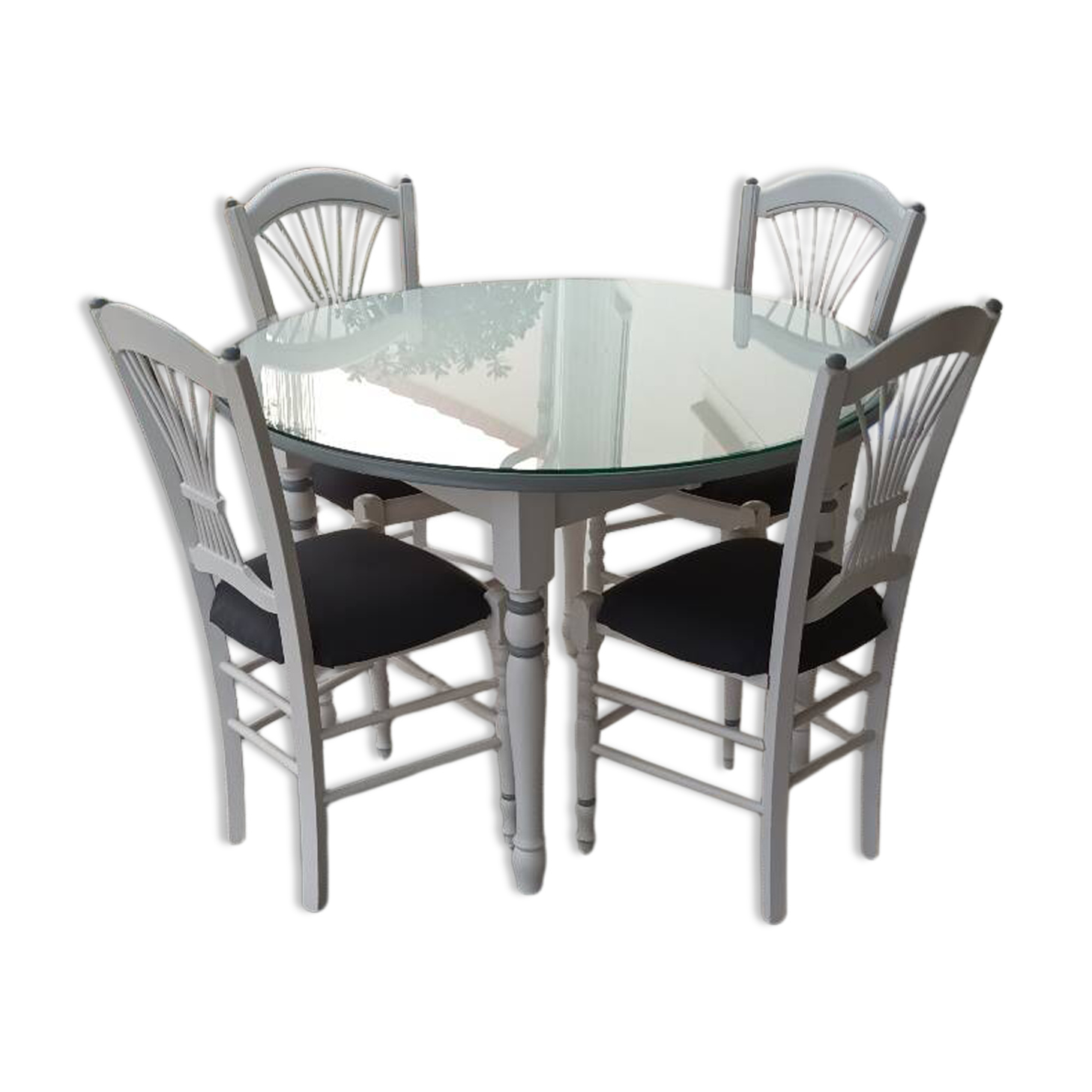 Extendable round table and 4 wooden and straw chairs.