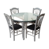 Extendable round table and 4 wooden and straw chairs.