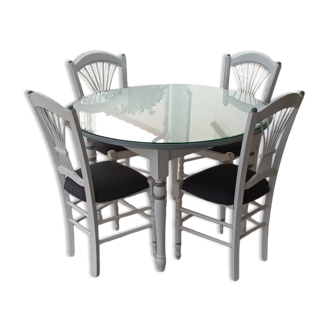 Extendable round table and 4 wooden and straw chairs.