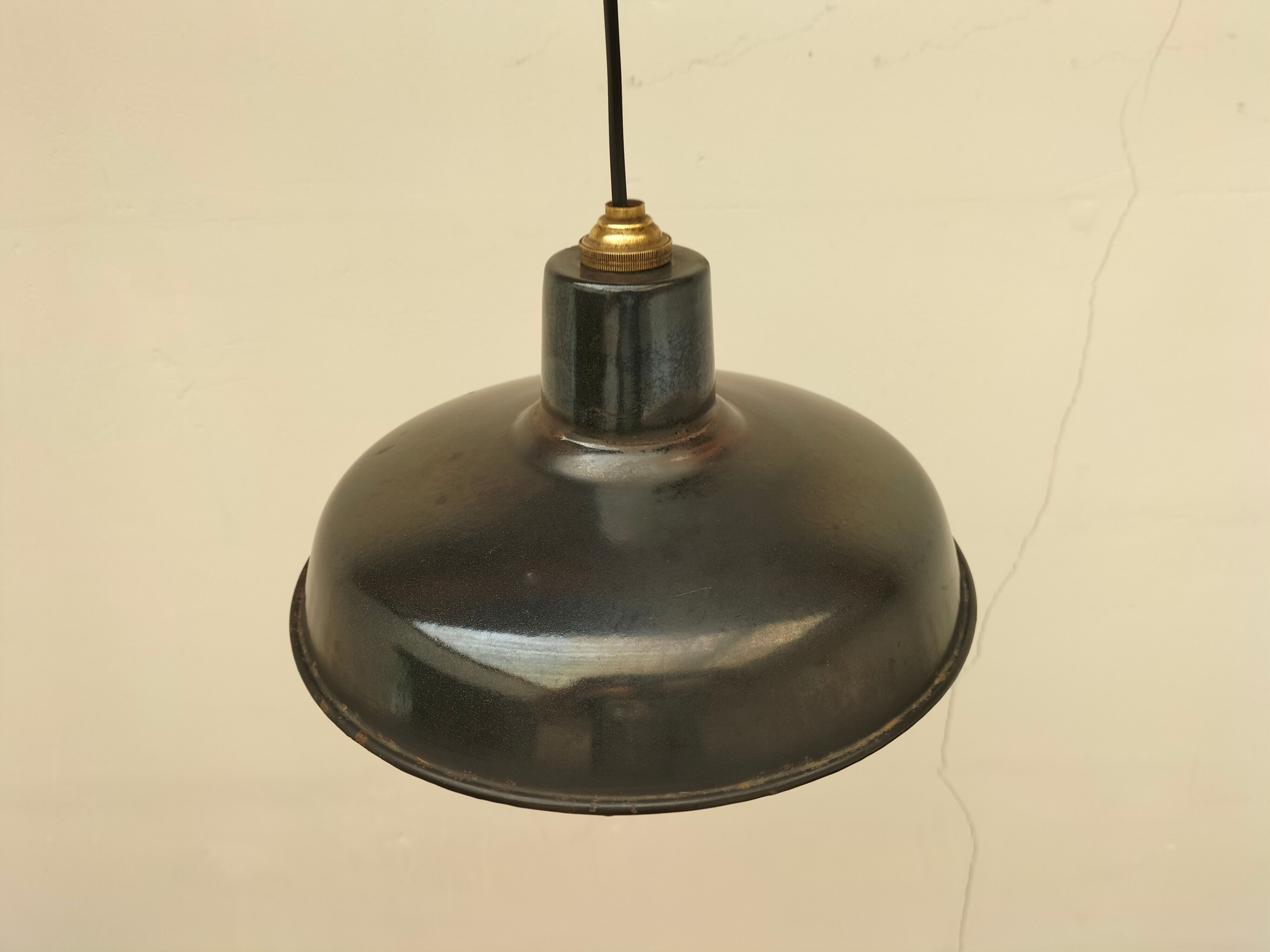 Industrial lamp in enamelled sheet metal