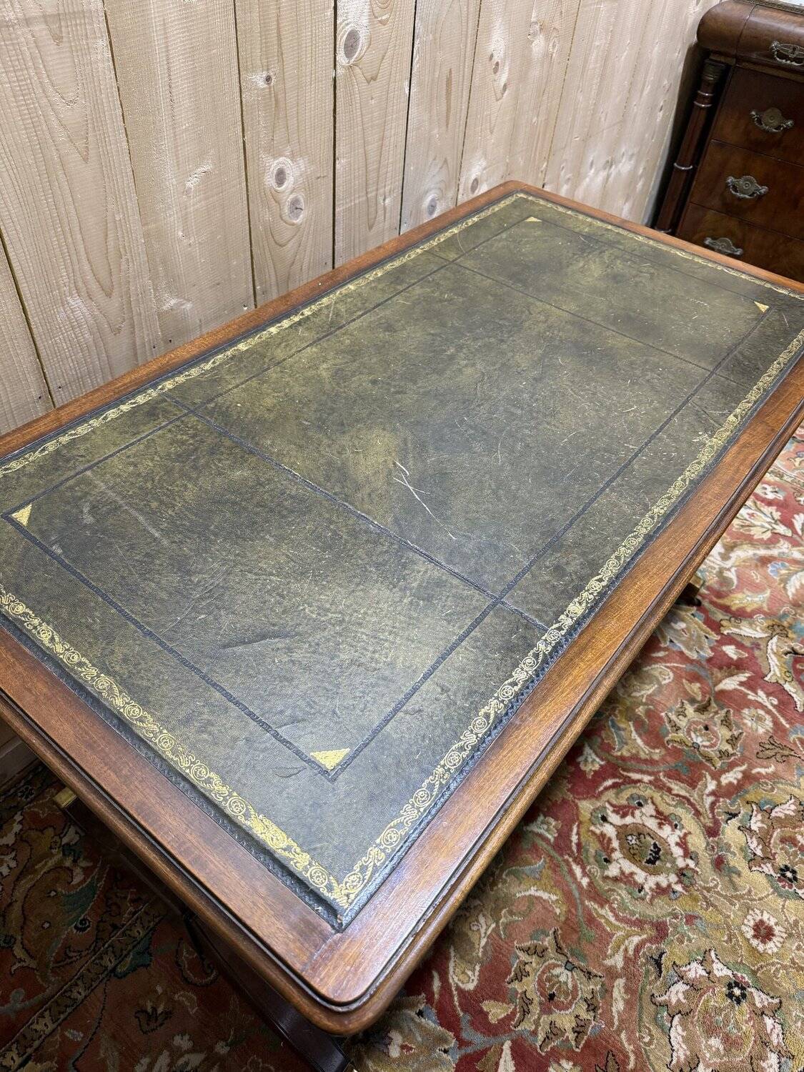 English-style flat desk in mahogany.