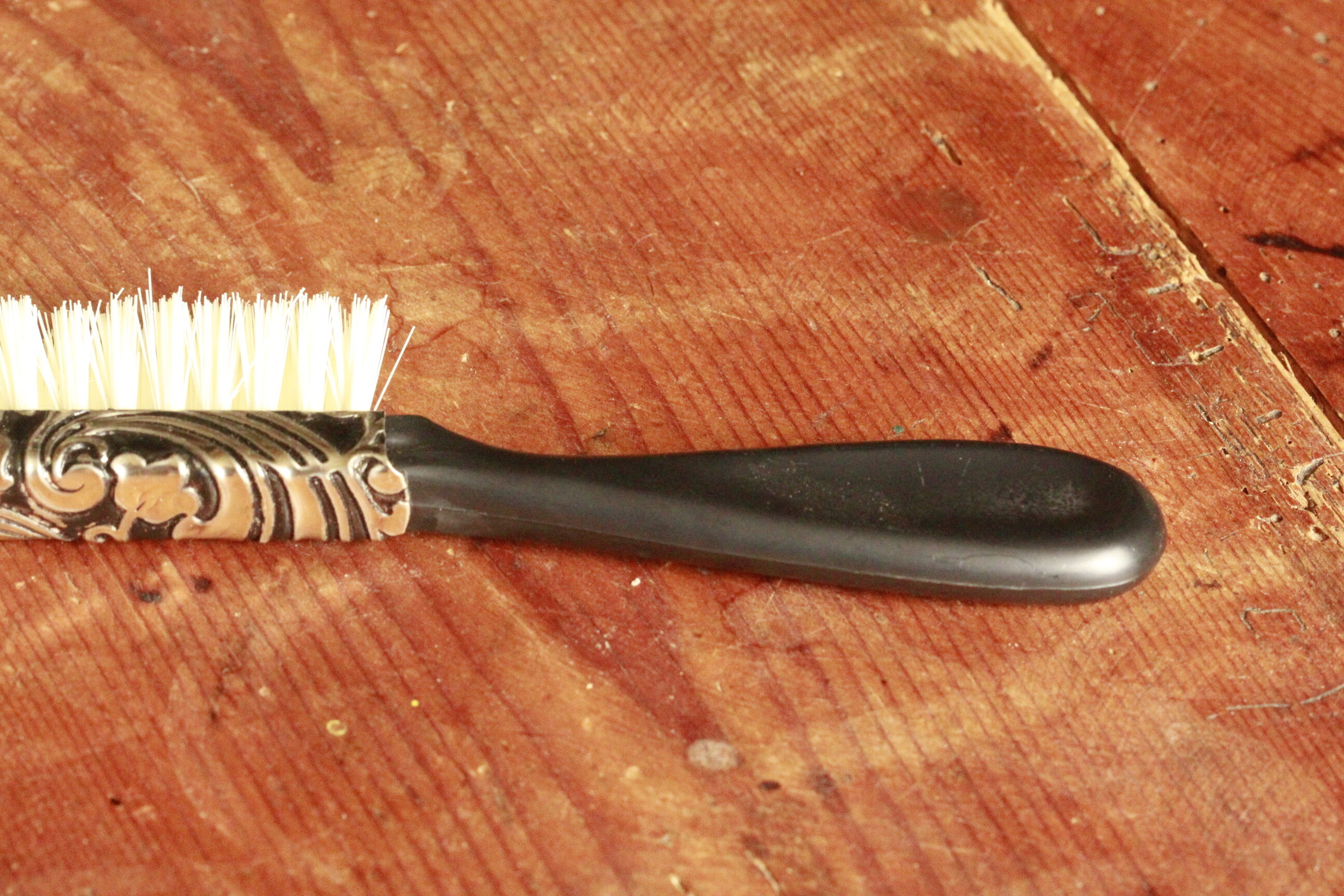 Shovel picks up crumbs