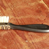 Shovel picks up crumbs