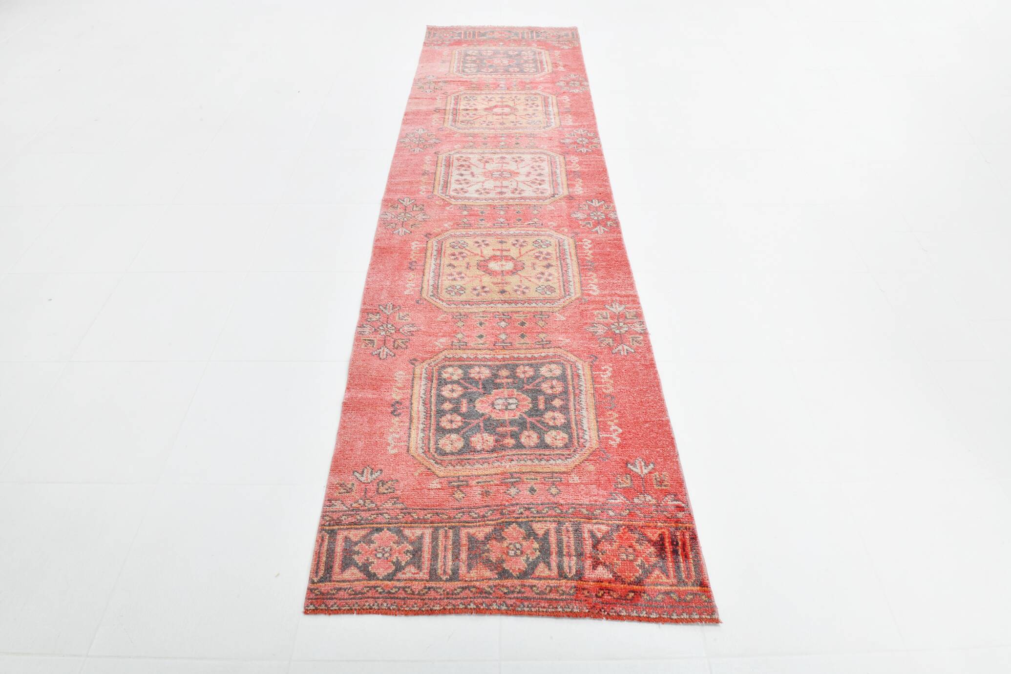 Tapis couloir vintage corail et beige aux motifs orientaux adoucis